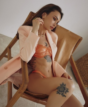 Фото, на которых я сияю от желания, ждут тебя! 📷💋
У меня есть стильные апартаменты в Москве, где мы можем встретиться. Здесь мы сможем погрузиться в мир страсти и наслаждения. Моя чувственная массажная техника сведет тебя с ума, а оральный секс приведет тебя к экстазу. Будь уверен, ты будешь доволен каждой минутой, проведенной со мной.
Мои клиенты отмечают мою непревзойденную красоту и профессионализм. Они говорят, что я умею быть страстной и нежной одновременно. Я всегда рада услышать о твоих фантазиях и пожеланиях, чтобы сделать наше свидание особенным для нас обоих.
Не упусти возможность познакомиться со мной и испытать настоящий шик, страсть и нежность в Москве. Сделай шаг к райскому наслаждению и приходи ко мне! 💫🌹 Варвара