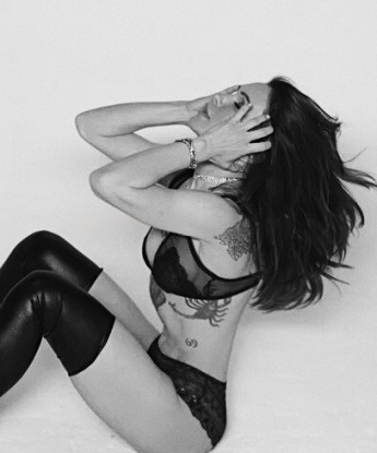 Фото, на которых я сияю от желания, ждут тебя! 📷💋
У меня есть стильные апартаменты в Москве, где мы можем встретиться. Здесь мы сможем погрузиться в мир страсти и наслаждения. Моя чувственная массажная техника сведет тебя с ума, а оральный секс приведет тебя к экстазу. Будь уверен, ты будешь доволен каждой минутой, проведенной со мной.
Мои клиенты отмечают мою непревзойденную красоту и профессионализм. Они говорят, что я умею быть страстной и нежной одновременно. Я всегда рада услышать о твоих фантазиях и пожеланиях, чтобы сделать наше свидание особенным для нас обоих.
Не упусти возможность познакомиться со мной и испытать настоящий шик, страсть и нежность в Москве. Сделай шаг к райскому наслаждению и приходи ко мне! 💫🌹 Варвара